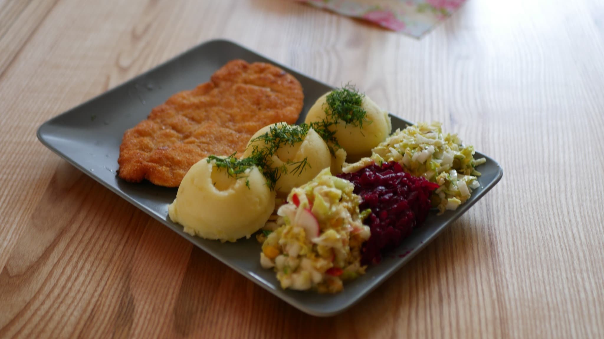 Kotlet schabowy z dodatkami w Zajeździe Nad Olzą